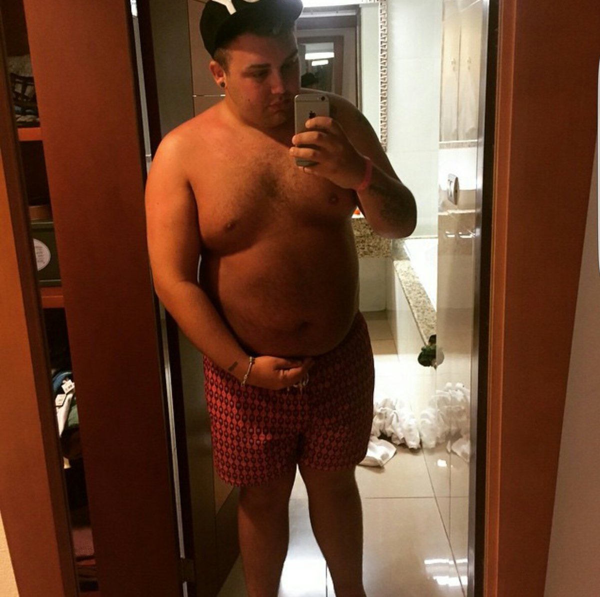 barrellie1991's tweet photo. I dont normally show my body off! But I am for #GetYourBellyOut @GetYourBellyOut no scars or bag yet my operation 18th September ❤ https://t.co/ZEwfEYHVoG
