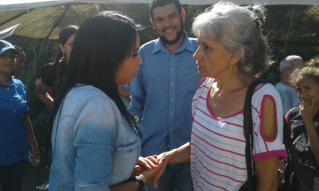 Analitica's tweet photo. #PulsoRegional Dip @delsasolorzano recorre mercado La Rosa de Guatire invitando a votar por @JLRodriguez2010 en #10Ssep Vía @dmurolo #28Ago https://t.co/V7MtwvBJRg