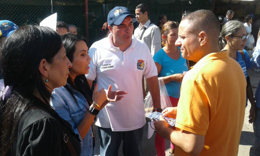 Analitica's tweet photo. #PulsoRegional Dip @delsasolorzano recorre mercado La Rosa de Guatire invitando a votar por @JLRodriguez2010 en #10Ssep Vía @dmurolo #28Ago https://t.co/V7MtwvBJRg