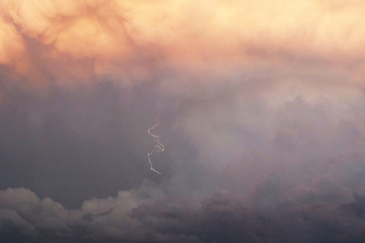 itstemporaryluv's tweet photo. You never know when lightning's gonna strike ⚡💛 https://t.co/hFyvLEfYlS