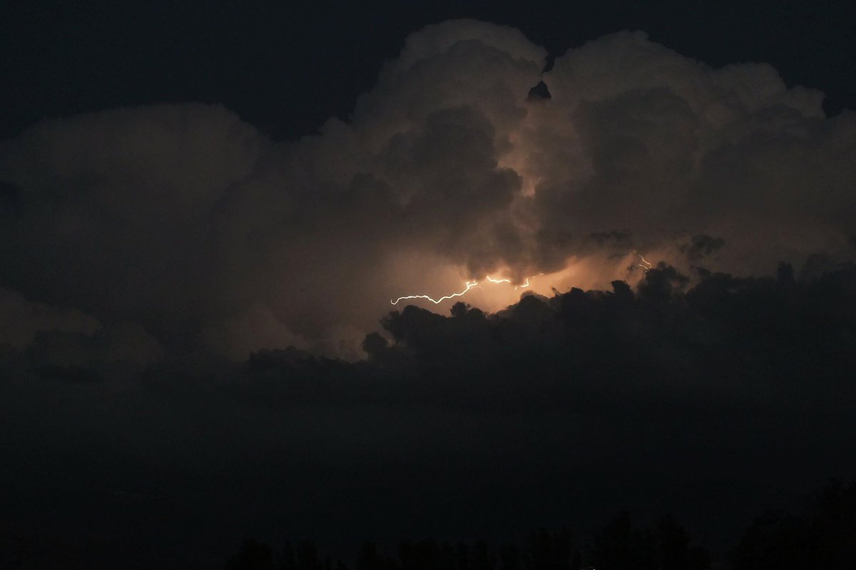 itstemporaryluv's tweet photo. You never know when lightning's gonna strike ⚡💛 https://t.co/hFyvLEfYlS