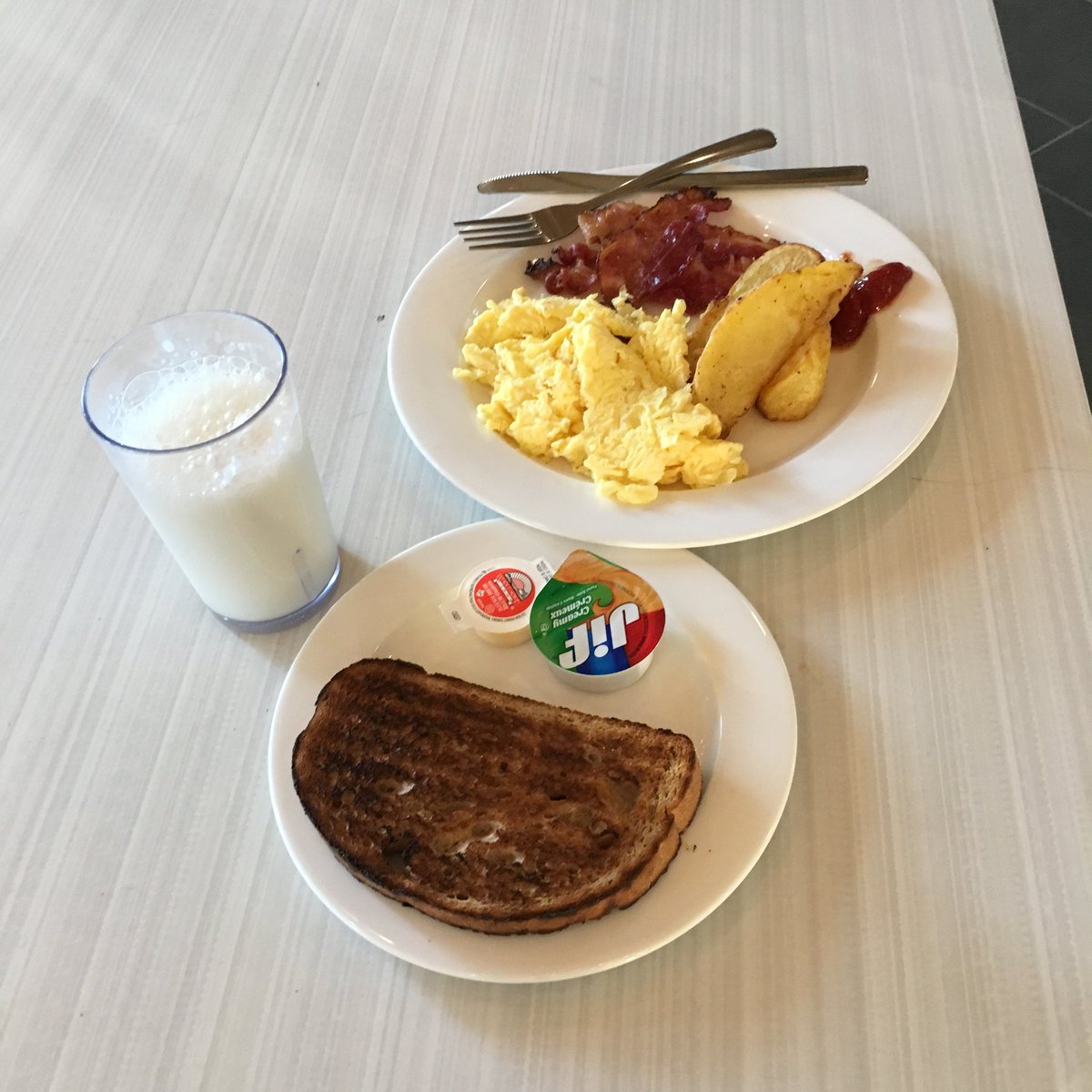 UofAConferences's tweet photo. Congrats to @UAlbertaDining for serving their first meal in the beautiful new Peter Lougheed Hall! #yum #ualberta www.dining@ualberta.ca https://t.co/ujH5pYnekJ