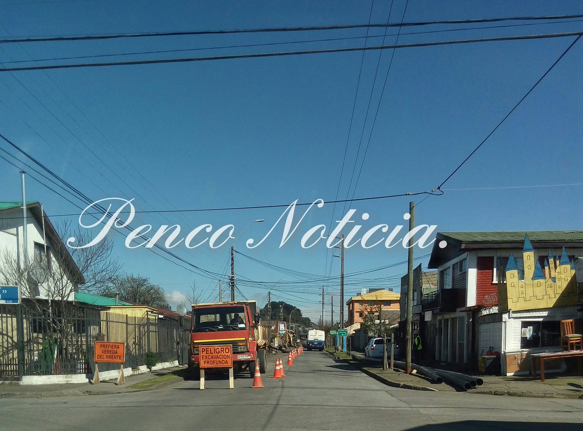 Precaucion en calle Cochranne entre calles Alcazar y calle Yerbas Buenas trabajos en la vereda dejando una sola pista habilitada.
