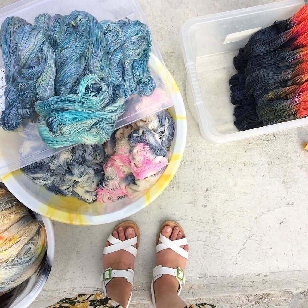 TheWoolKitchen's tweet photo. Dye day! Alfresco style, trailing the new pad minus the workshop 😜 https://t.co/EIKrbmzr0h https://t.co/q7YLaNqhUy
