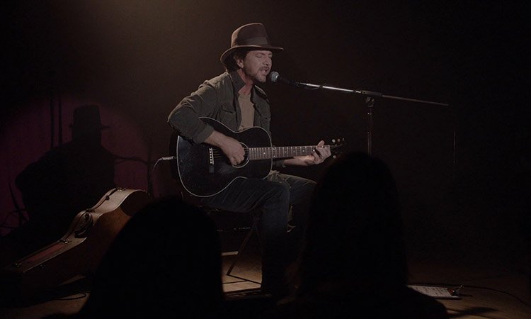 nevermind_mag's tweet photo. #EddieVedder ha suonato l'inedito #OutOfSand nell'episodio di #TwinPeaks di ieri. Guarda il Video:
https://t.co/VOOUeLOhSH https://t.co/uBwFJBkNkH