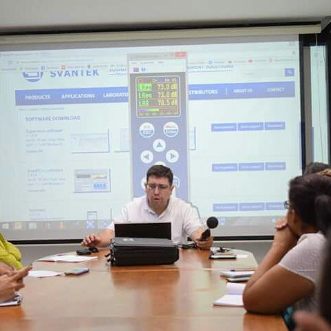 CORMACARENA's tweet photo. Se lleva a cabo capacitación a funcionarios @cormacarena  y @VillavoAmbiente en manejo de equipos para medición de ruido ambiental y emisión https://t.co/vHqb64XaWi
