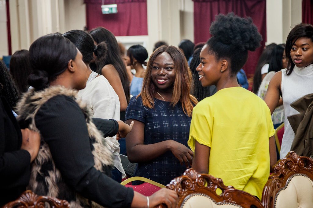 PIHS17's tweet photo. Smiles all round with the icebreakers 😁😁 thanks to our amazing host @MoChunks 💖💖 https://t.co/QnehAotrcE
