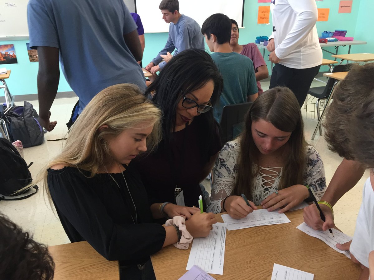 GCSchoolsNC's tweet photo. #GCSFirstDay2017 at Northern High @scontrerasGCS https://t.co/QJ6D16Umrr