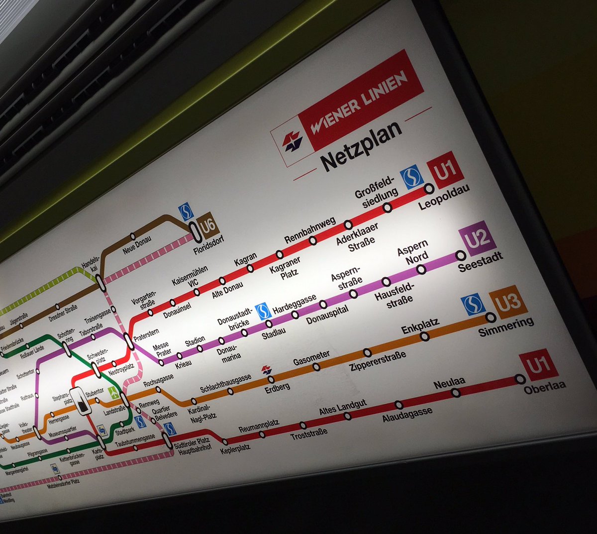 HertasTweet's tweet photo. Neue Infotafeln nach meinem Urlaub entdeckt, U-Verlängerung inkl. S-Bahn Infos @wienerlinien ihr seid top! #öffis #netzplan https://t.co/uTSZxdJ6Wo