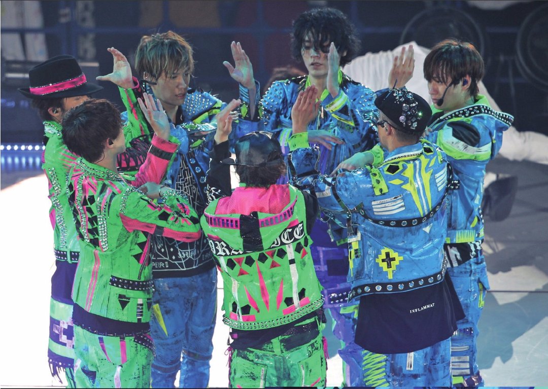 arakis_taipixxx's tweet photo. トリックダンス＆アクセントダンス→Gravity→r.a.c.e.
暗闇の中で１人１人ポップアップで上がってくるシルエットがかっこよくってアクセントダンスからのGravityの藤ヶ谷くんのリフトへの流れも好きクライマックスへ向かう攻め曲ラインナップとパフォーマンス https://t.co/BhsYeevfXf
