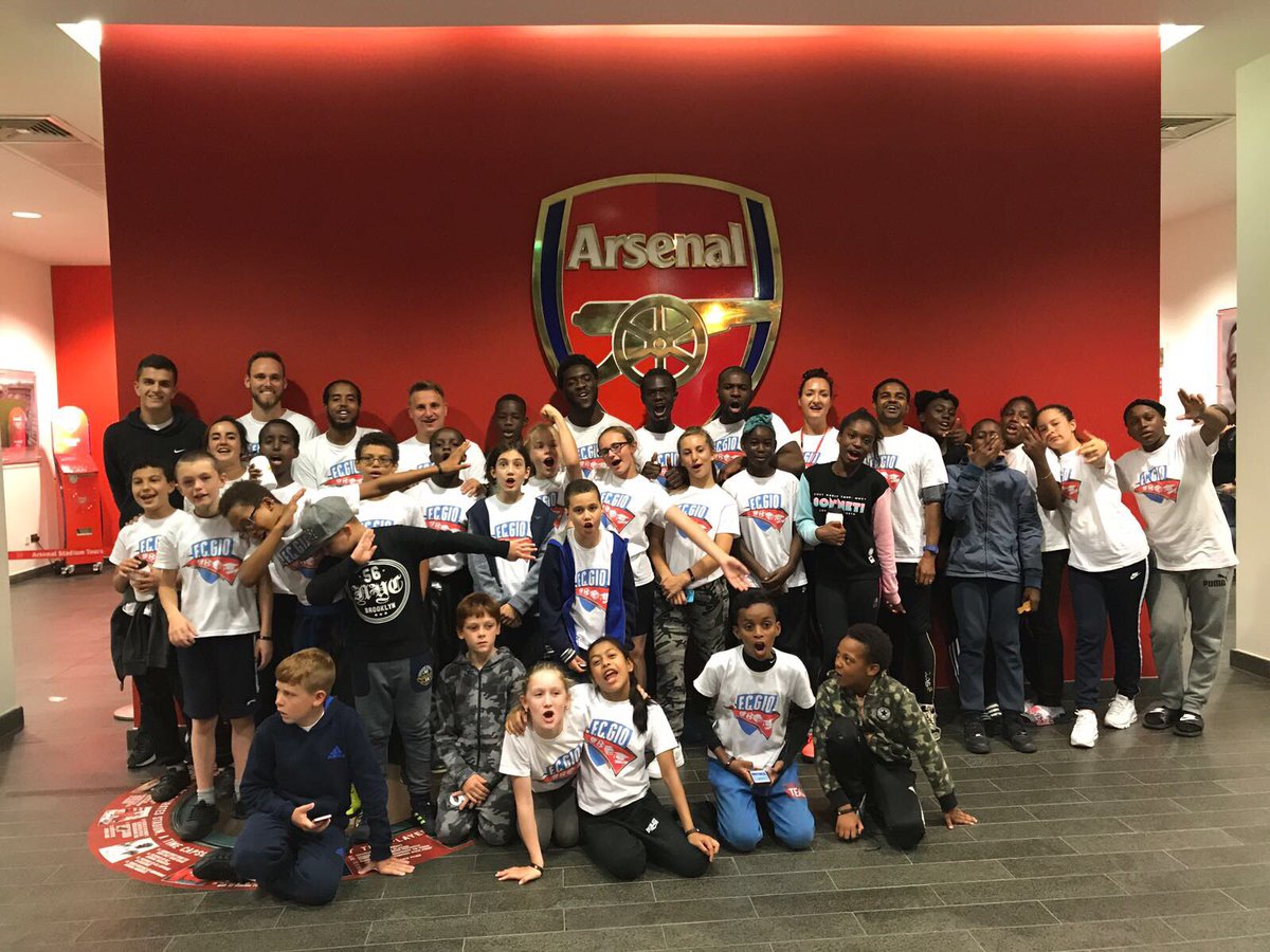The_real_Gio's tweet photo. Proud head coach! #FCGIO now featuring in Londen. Kids and team @GvBFoundation @AFC_Foundation @athlead_uk @AccesstoSports you're the best! https://t.co/wNL9VWCGWr