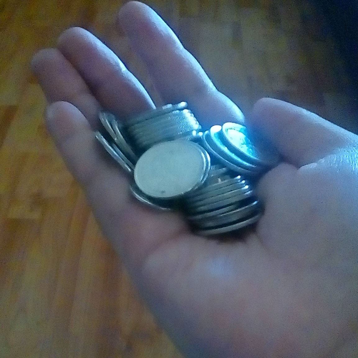 00TheRandomShow's tweet photo. Guess how many coins I have in my hand?? You only have 3 guesses! https://t.co/BU1K609wzA