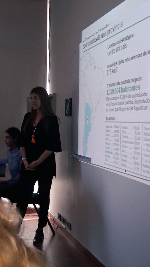 ClaudiaClaug2's tweet photo. #InternacionalDeCiudades  con @noeliawayar de la @MuniCba en #ProblemasInternacContemp @pablorivarola @LaSiglo21 https://t.co/ZFnVQnDfmO