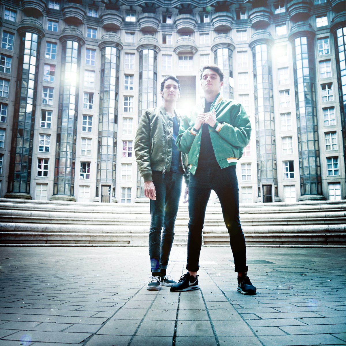 Nouveau single "FULL CATHEDRAL" disponible demain, premier ep "CIRCLES" disponible le 15 septembre. Oui, on est là.