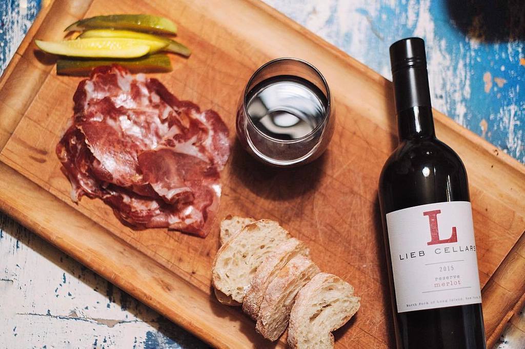 liebcellars's tweet image. #LiebandLocal lunch time: capicola from @8handsfarm, pickles from @backyardbrine and baguette from @blueduckbakerycafe. Paired with our 201…