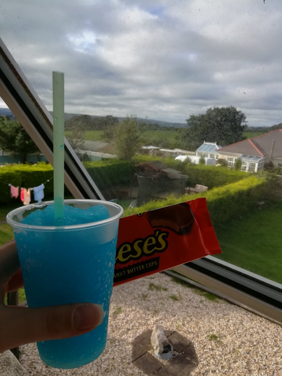 lycaface's tweet image. Paha mieli mut onneksi on kiva takapiha näkymä, slushie ja reese's pieces. #pienetilot