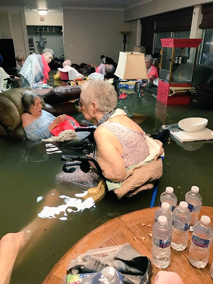 CaseyGigliotti's tweet image. I honestly want to pack up and head to Texas and help these poor people, this hurricane is no joke 😞