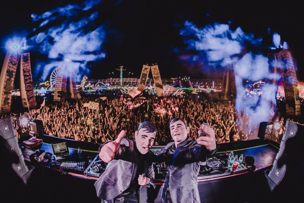 EDM Identity (@edmidentity) on Twitter photo We sat down with #hardstyle duo <a href="/GunzForHire/">Gunz For Hire</a> to talk about <a href="/mysteryland/">MYSTERYLAND</a>, their signature sound & more:
edmidentity.com/2017/08/28/fea… We sat down with #hardstyle duo <a href="/GunzForHire/">Gunz For Hire</a> to talk about <a href="/mysteryland/">MYSTERYLAND</a>, their signature sound & more:
edmidentity.com/2017/08/28/fea…