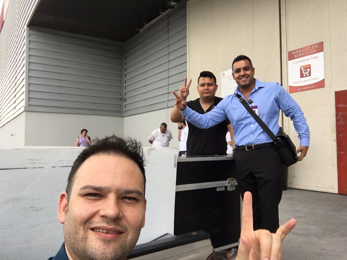 elburro34's tweet photo. Llegando A Cintermex con #showtv   Gracias al DIF de Nuevo León por su preferencia al 8115551141 https://t.co/MzMxjM8Y4B