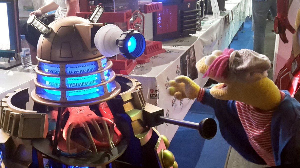 pommorin's tweet photo. #puppet #spaceopera part 4:
Is it a good idea to ask the squidlike guy in the tin for help? 
#ToBeContinued #OrBetterNot 😅 #Dalek #DoctorWho https://t.co/R292zDBdZZ