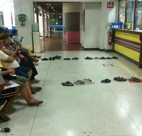 YouHadOneJ0B's tweet image. That's the way to wait in line.