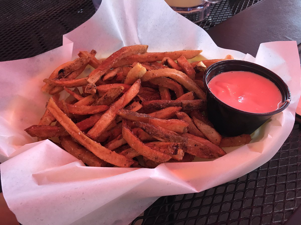 DavidBloomberg's tweet photo. I asked the locals at #RHAPCon what food Utah is known for. The answer:Fry sauce. Tried some & it's not bad. (Basically ketchup/mayo mixed.) https://t.co/jIU10fWjAr