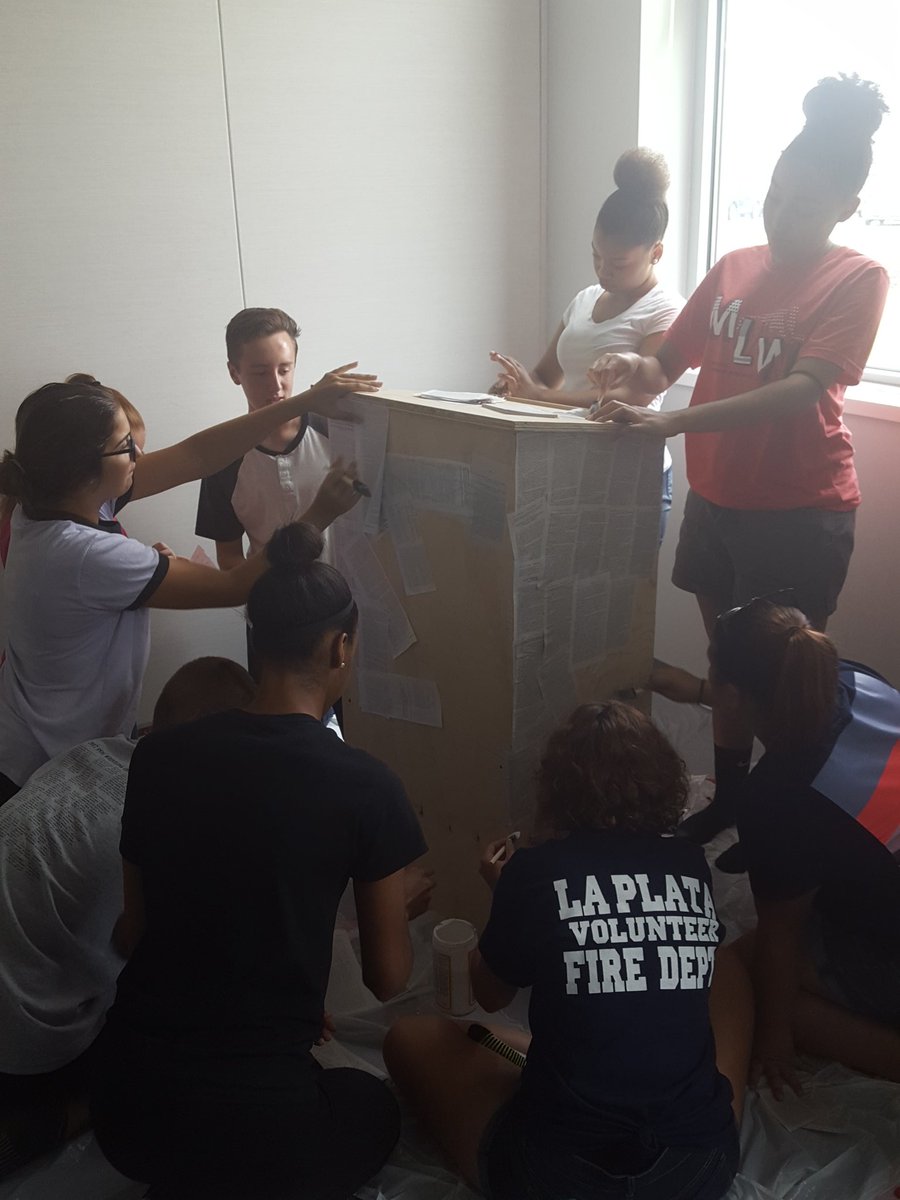 StCharles_sga's tweet photo. @StCharles_sga and @stcharlesnhs helping teachers get ready for a great @StCharlesHS school year. https://t.co/6L4mHCdN88