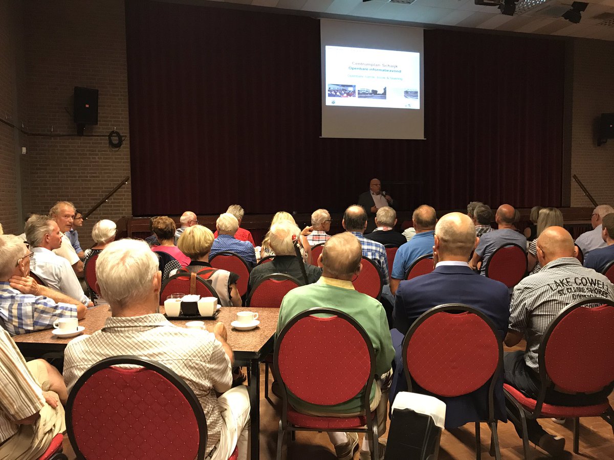Grote opkomst bij informatieavond Centrumplan <a href="/werelddorp/">SchaijkEenWerelddorp</a> Schaijk in De Phoenix. Wethouder <a href="/Benbrands/">Ben Brands</a> licht het project toe.