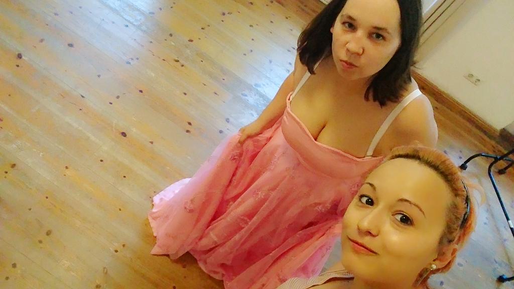 NelsaCosplay's tweet photo. Nach dem Perücke basteln wird nun fleißig mit @Nurimonster fleißig geübt #wcs2018 #minimoonies https://t.co/lqpPqXQXj8