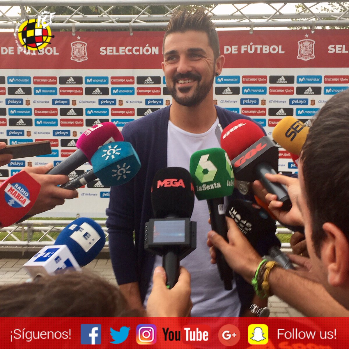 SEFutbol's tweet photo. 📷 ¡Llega @Guaje7Villa!: "Estoy contento, viviendo un sueño. ¡Estoy hasta nervioso!" #SEFlive https://t.co/gXM5ooM6dN