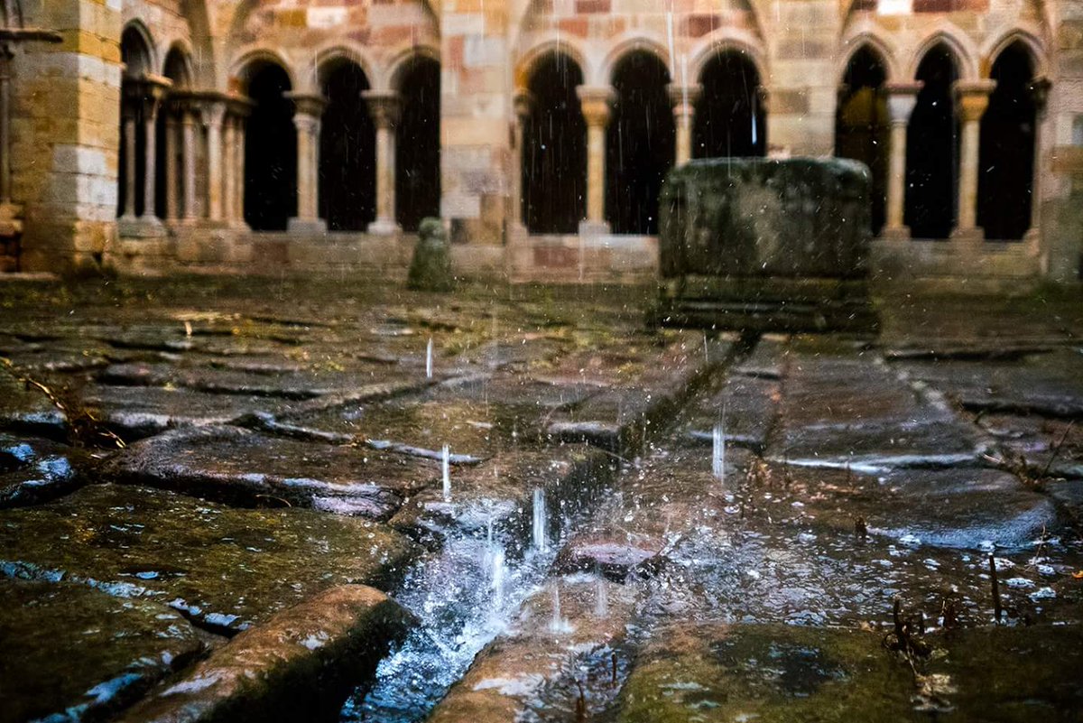 La lluvia regresa, por fin, a nuestra casa de #AguilardeCampoo, el monasterio de Santa María la Real. ¡Preciosa imagen de <a href="/cesardvalle/">Cesar del Valle</a>!