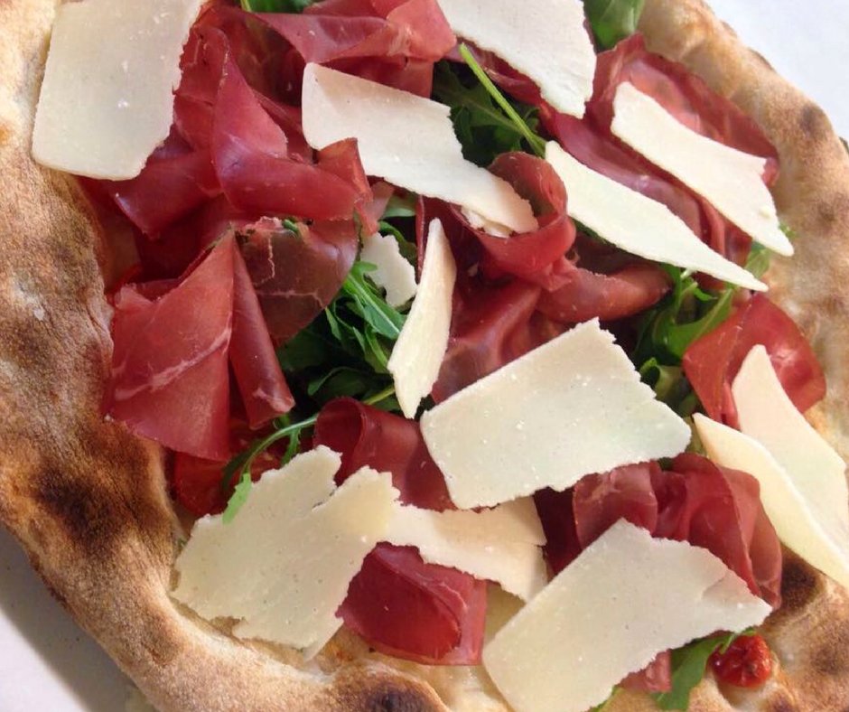 Green_Tower's tweet photo. Pizza valtellinese: bufala fresca di Battipaglia, datterini confit, bresaola della Valtellina, rucola e scaglie di grana. https://t.co/ty43PfI5JD