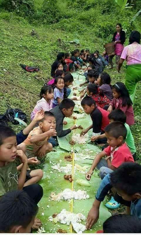 MaHarNwe969's tweet photo. ပူ​ေလာင္​ျပင္​းျပမႈ...စိုးရိမ္​ထိန္႔လန္​႔မႈ​​ေတြၾကားက ``ထမင္​းတစ္​လုပ္​´´ https://t.co/r6ClGUYfRi