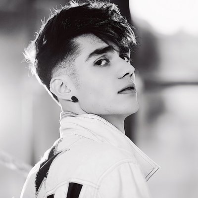 Oye897's tweet photo. #Coders Mañana tendremos a @soyalannavarro en #Oye No dejen de reproducir nuestro Flashmob. 😎🤙💥https://t.co/d6Ce4m82DA https://t.co/wfzkB2rQ1F