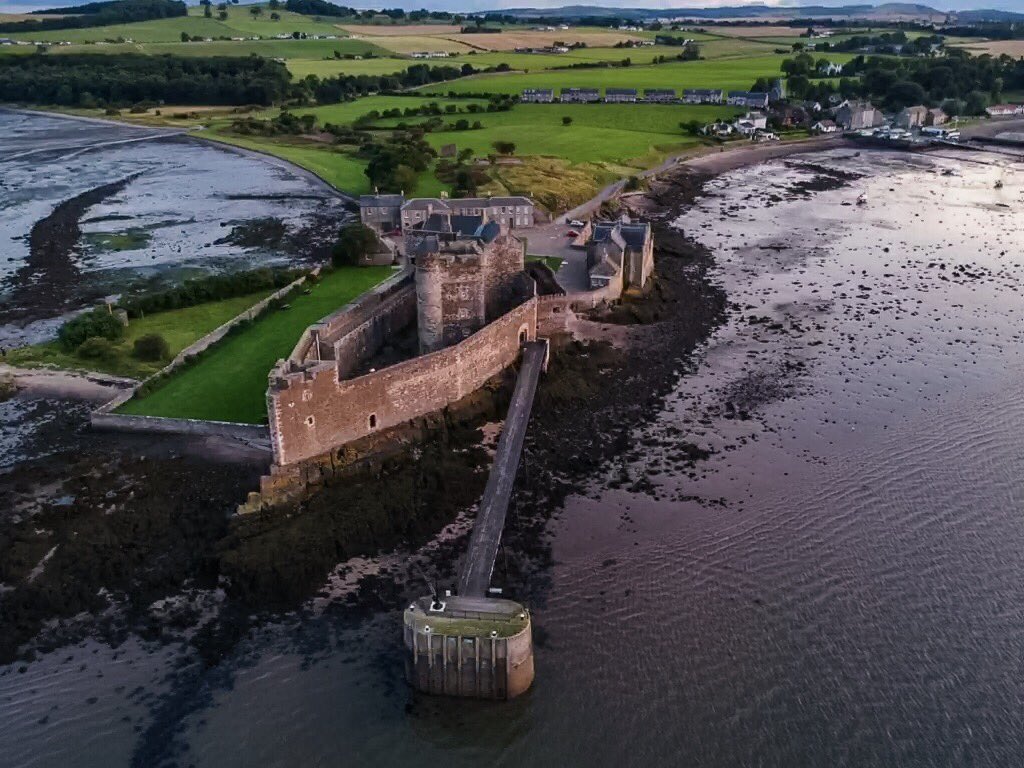 rayayf81's tweet photo. Blackness castle, linlithgow palace #Castle #drone #Scotland @VisitScotland @InstaBritain @ScotsMagazine @scotlandonfilm @welovehistory https://t.co/vo9qMlfEap