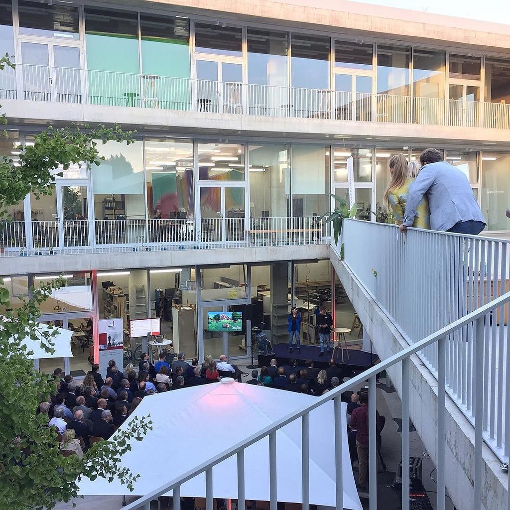 Ein lauer Sommerabend im Hafven - gerade mit @urban_invention die über #gamification erzählen. 
#uvn40