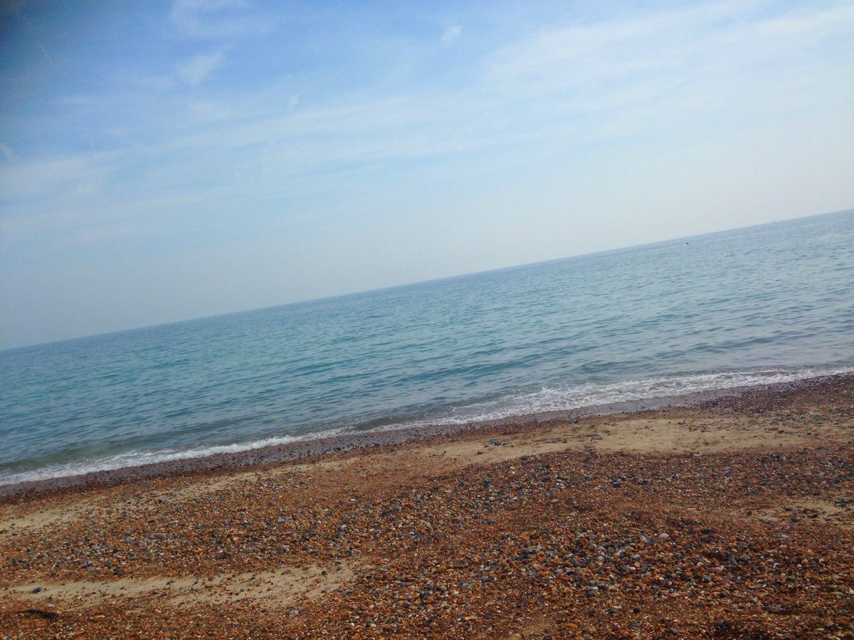 CarolBates's tweet photo. Lovely day at the beach followed by a glass of wine, an ice cream & no traffic on the way back! #winning #Britsathome https://t.co/oXeDkVjW2s