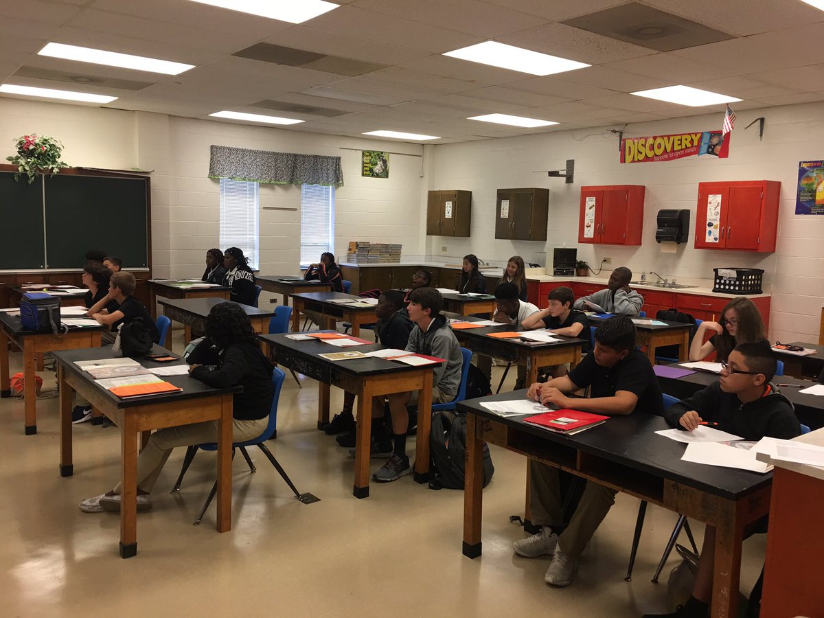 BladenCountySch's tweet photo. #bcsfirstday17 at Elizabethtown Middle. Students on task on day one. https://t.co/j9YRMQ3hTV