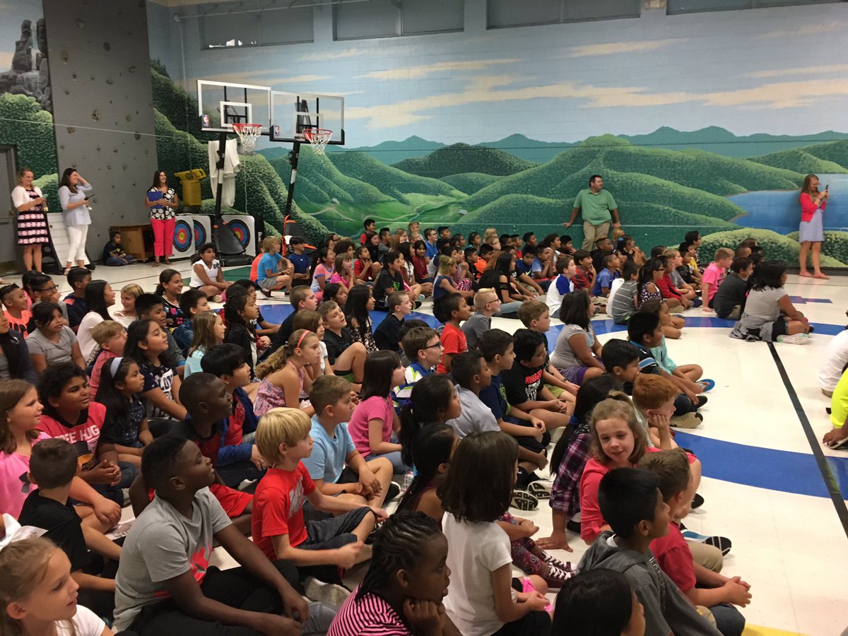 MrDboykin's tweet photo. Wonderful assembly at FHES.... somebody brought a dragon! #fheshuskies https://t.co/rIJ774dWKR