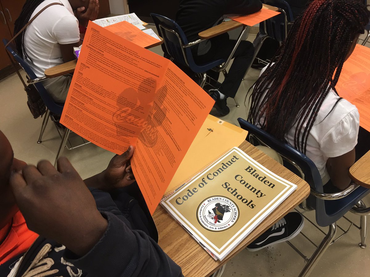 BladenCountySch's tweet photo. #bcsfirstday17 at Elizabethtown Middle students reviewing Code of Conduct. https://t.co/5pRntd5BWX