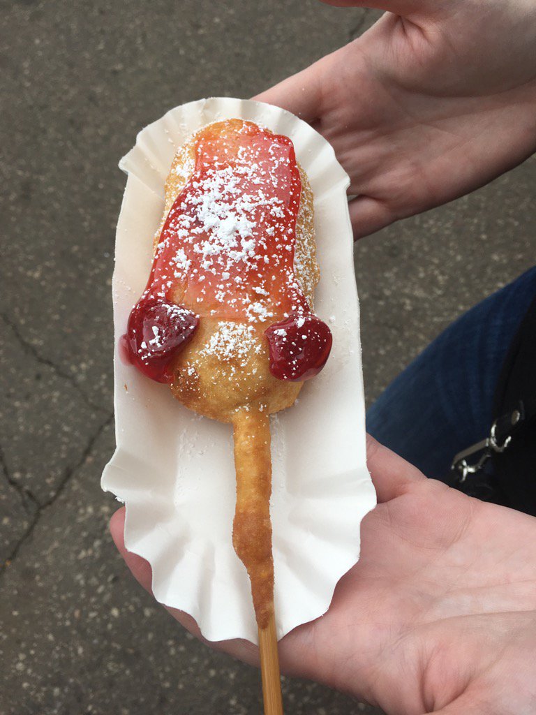mberggren5150's tweet photo. Deep fried Twinkie #MNstatefair #copyCap #dayofgluttony17 https://t.co/jDpYJQjXD6