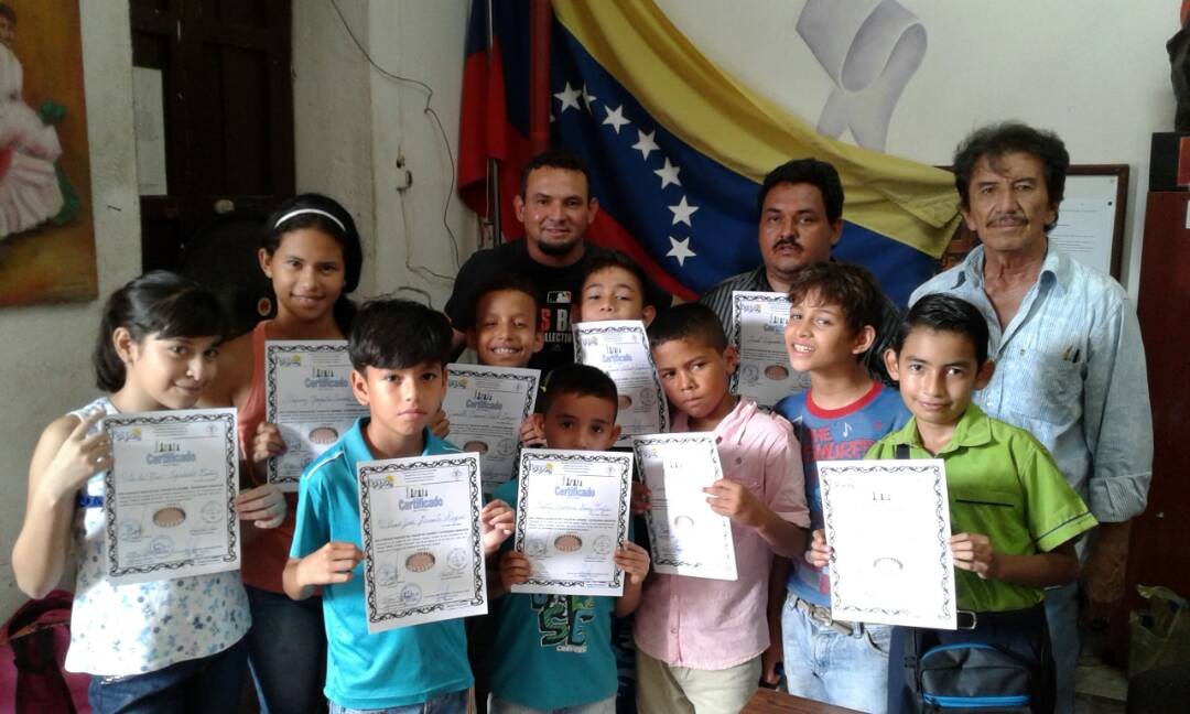alcaldiadelmb's tweet photo. Alcalde simón Vargas conjuntamente con IMDEBOL entregaron reconocimientos a diferentes participantes en taller Ajedrez. https://t.co/udDOhOScOq