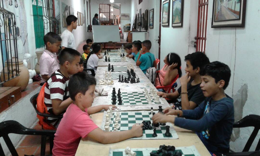 alcaldiadelmb's tweet photo. Alcalde simón Vargas conjuntamente con IMDEBOL entregaron reconocimientos a diferentes participantes en taller Ajedrez. https://t.co/udDOhOScOq