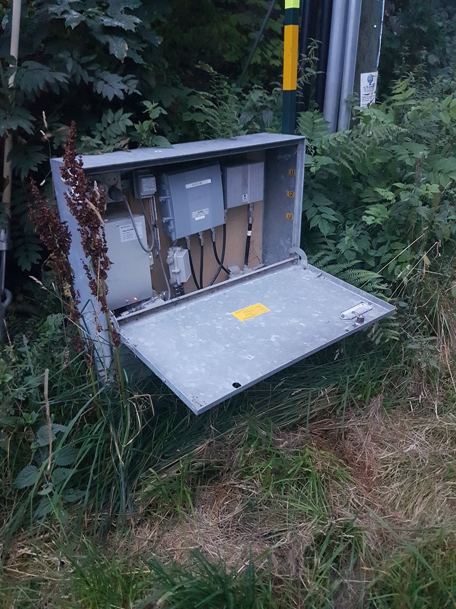 ludvik's tweet photo. @HafslundNett krysset Ruglandveien  og voll terrasse på jar https://t.co/5Ho9dTJ1OL