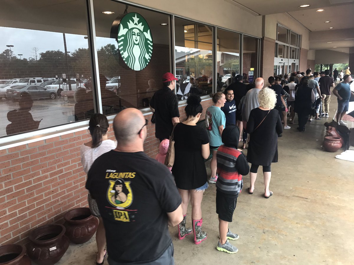 Residents patiently wait in line to purchase food and supplies. Thank you to the stores and staff for your hard work!
#TheWoodlands #Harvey