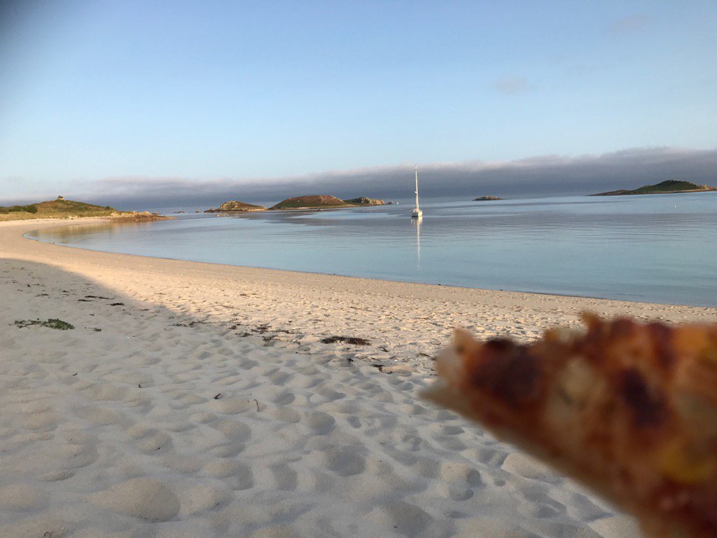 fsporty19's tweet photo. Teatime on St Martins, Scilly Isles... lobster pizza on the beach #notbadeh https://t.co/pYgMKGge0m