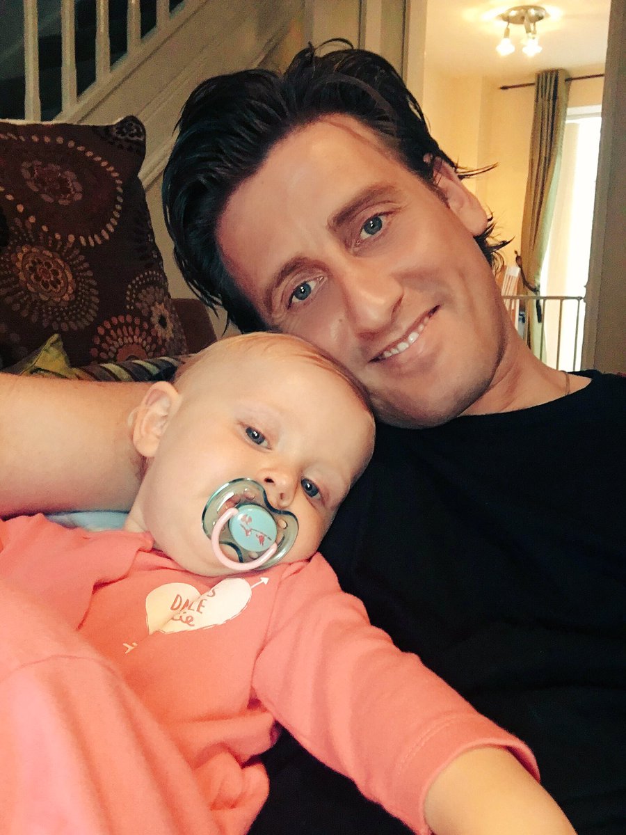 jonmosesvocals's tweet photo. Goodnight everybody xxxxx #dad #gracevictoria #dadiesgirl #sleepy #girl https://t.co/cCw4yIUozA