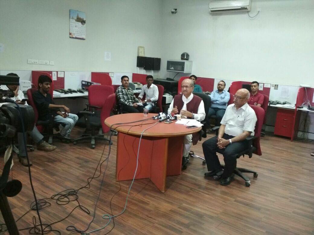 imBhupendrasinh's tweet photo. ગાંધીનગર ખાતે સ્ટેટ કન્ટ્રોલ રૂમની મુલાકાત લીધી હતી અને ગુજરાતમાં વરસાદની પરિસ્થિતિની સર્વગ્રાહી સમીક્ષા કરી હતી. https://t.co/4YPuwA6oOq