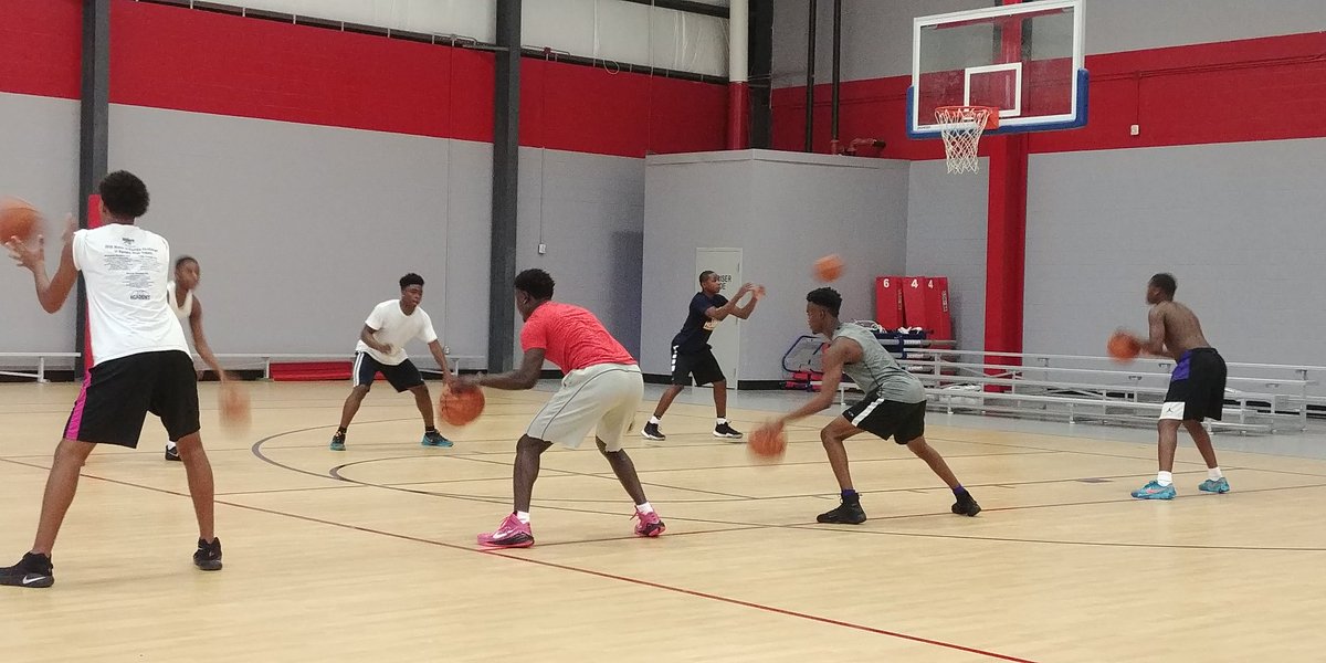 APKHoops's tweet photo. #brothers
#43percent
#practicemarch9

@TNTCoachG helping us grow https://t.co/TvuIT5cLv3