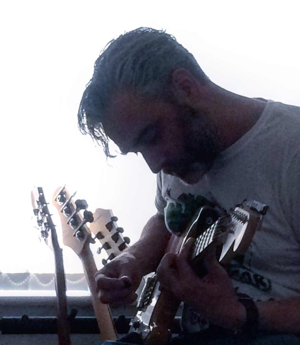 _PipSqueek's tweet photo. Actually having the best time drinking Desperados, sat on his landing, listening to him noodle. #guitar #guitarist #handbuiltguitar https://t.co/6tyXdS8RmX